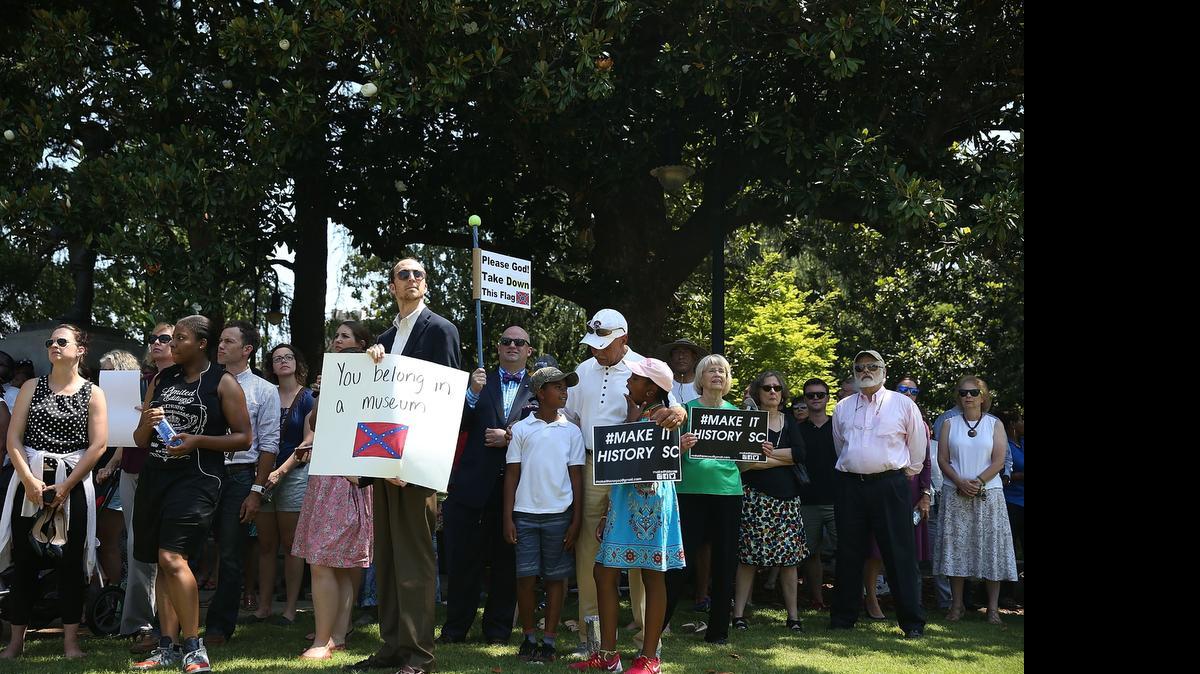 
Un grupo de gente se reúne para apoyar la remoción de la Bandera Confederada del capitolio de Carolina del Sur que fue ordenada por la gobernadora Nikki Haley.


