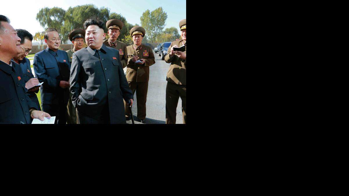 
El líder norcoreano Kim Jong-Un (centro) inspecciona un complejo de apartamentos para educadores en la Universidad de Tecnología Kim Chaek, en Pyongyang.
