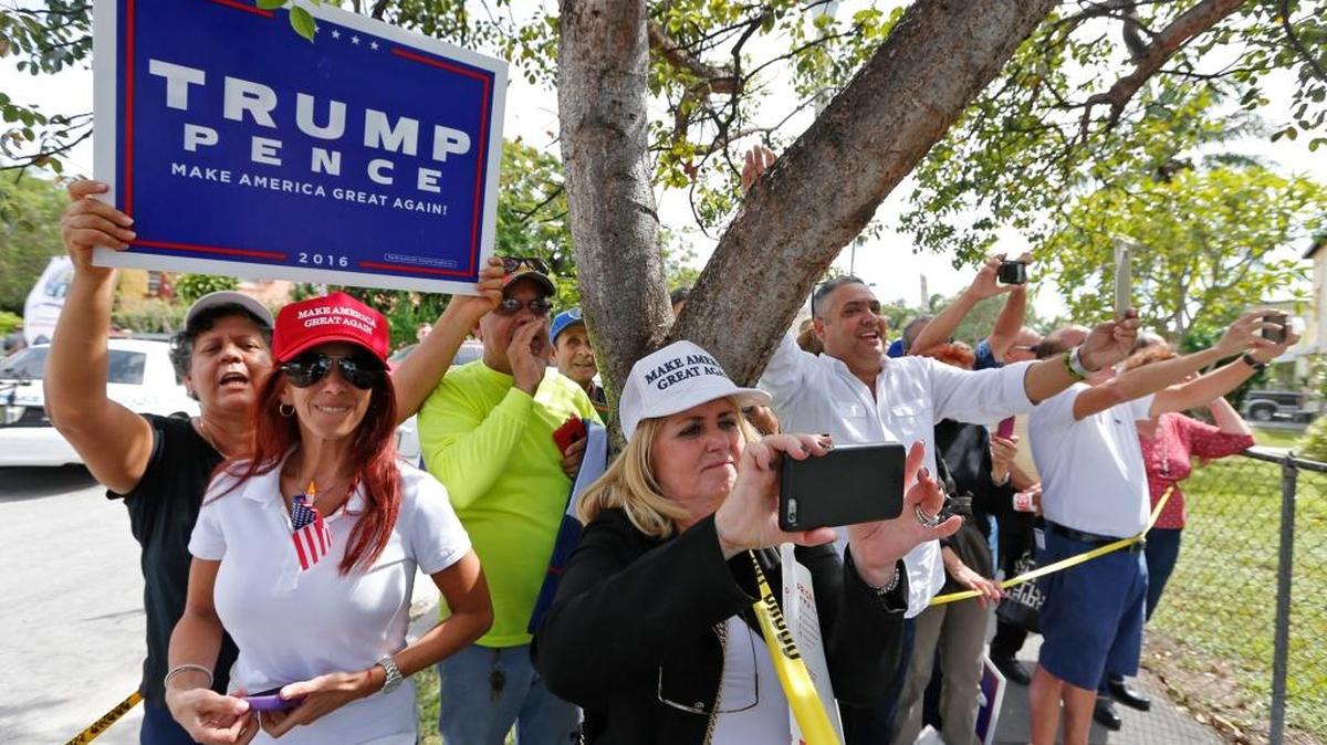 Simpatizantes de Donald Trump manifiestan su apoyo al entonces candidato republicano en el exterior del Museo de la Brigada 2506 en Miami, el 25 de octubre, cuando Trump visitó el local.