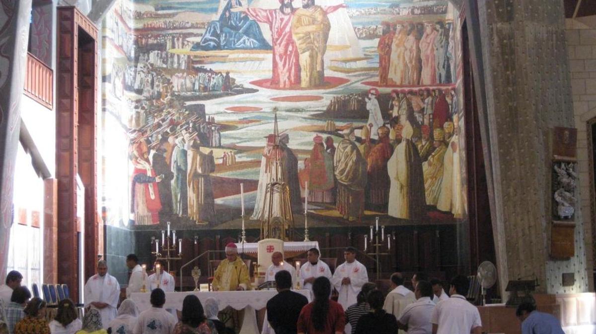 Un grupo de fieles celebra misa en la Basílica de la Anunciación, en Nazaret, que resguarda la memoria del diálogo entre el arcángel Gabriel y la Virgen María, diciéndole: ‘Alégrate, llena de gracias, el Señor está contigo’.