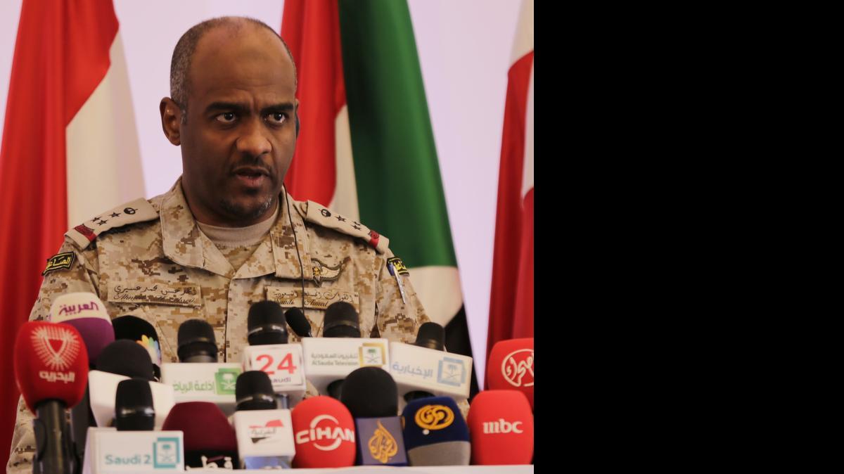 
Ahmed Asiri, portavoz de las fuerzas armadas sauditas, informa a la prensa sobre los ataques aéreos contra los rebeldes hutíes en Yemen, el pasado 14 de abril.
