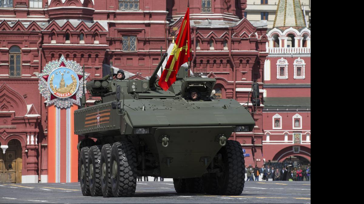 
Un transporte blindado participa en el desfile de la victoria realizado el sábado pasado en la Plaza Roja de Moscú.
