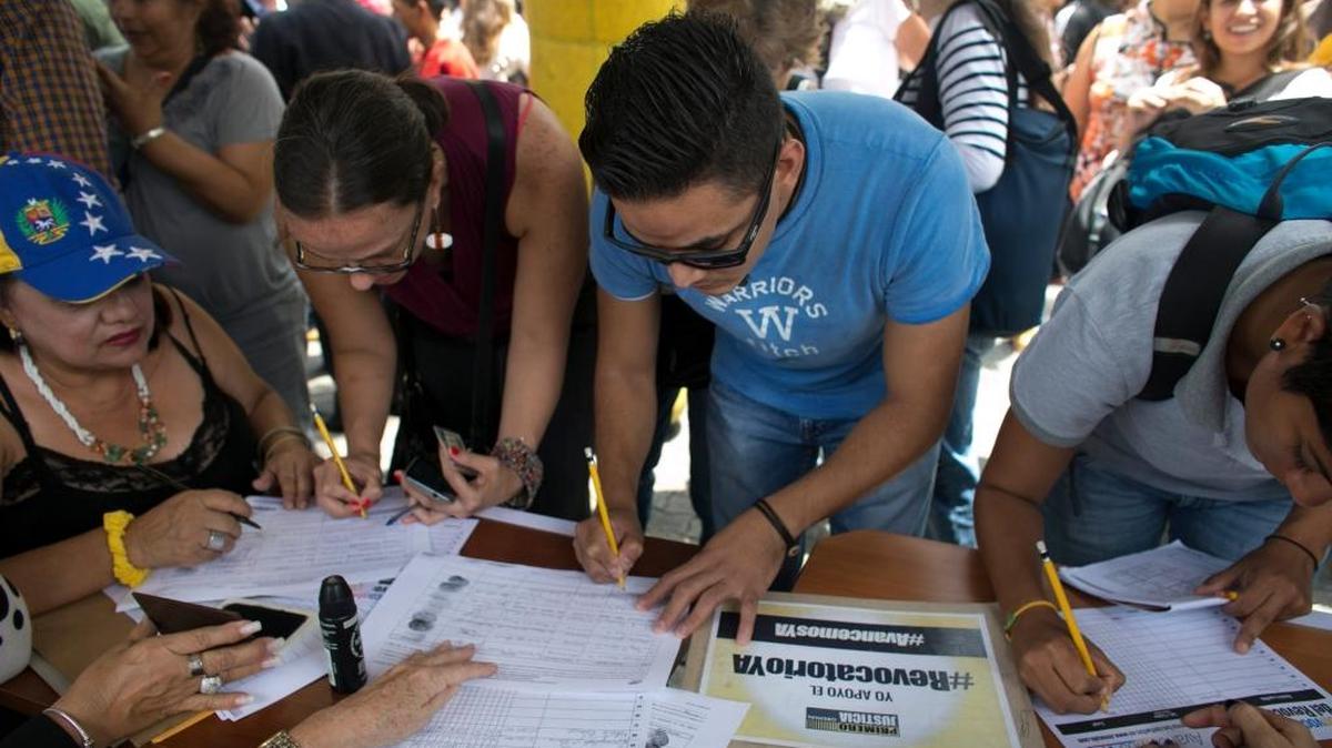 Los venezolanos se congregaron el miércoles 27 para firmar una petición, organizada por la oposición, para iniciar un referendo revocatorio del gobernante Nicolás Maduro.