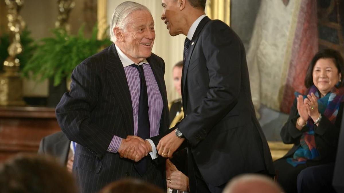 El ex presidente Barack Obama saluda Ben Bradlee, legendario editor del ‘Washington Post’ en la Casa Blanca en noviembre del 2013, cuando este recibió la Medalla Presidencial de la Libertad.