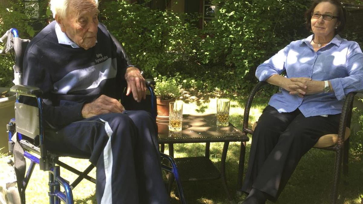 El científico australiano David Goodall descansa en Basilea, Suiza, junto a su enfermera, Carol O’Neil, el pasado 8 de mayo, dos días antes de fallecer por suicidio asistido.