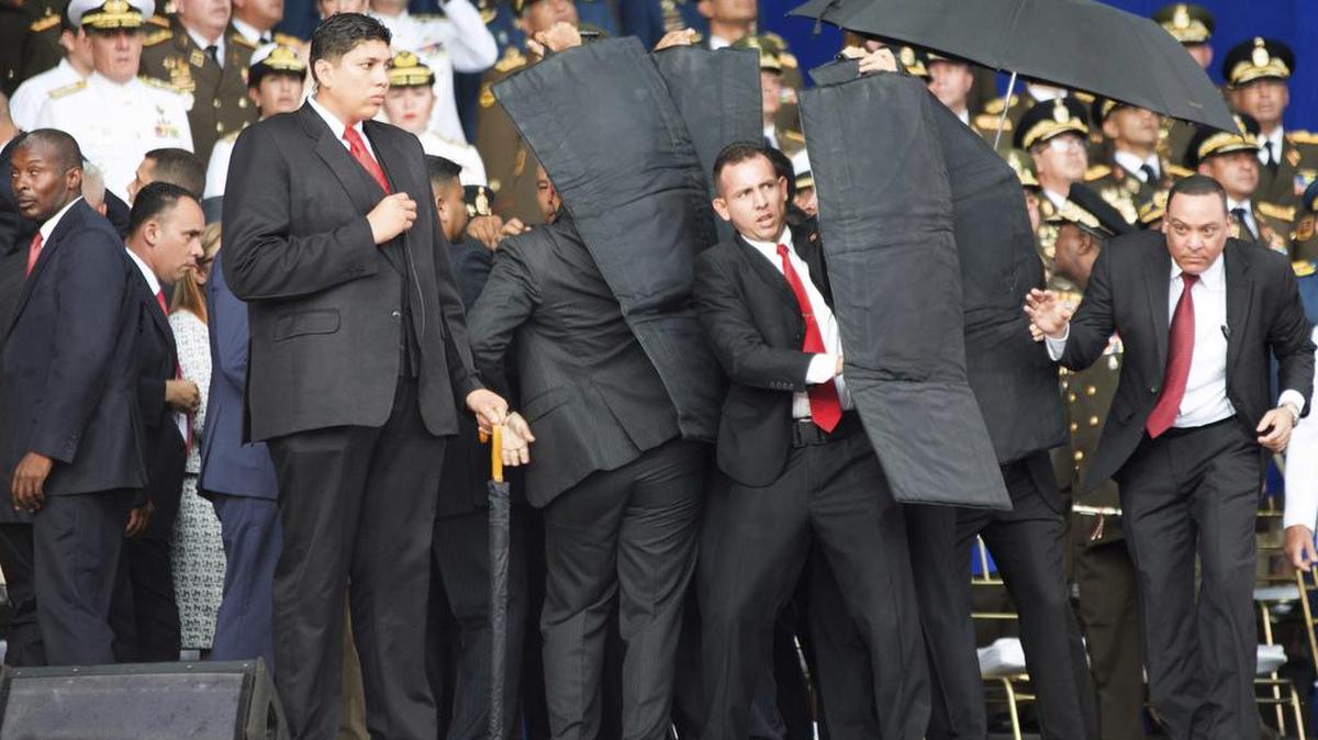 Personal de seguridad rodea al presidente de Venezuela. Nicolás Maduro, después que unos drones explotaron cerca del mandatario, el 4 de agosto en Caracas.