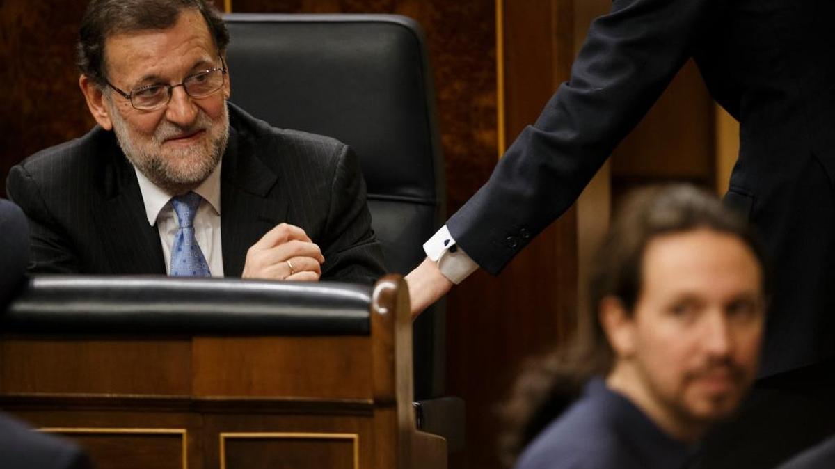 El primer ministro español Mariano Rajoy y el líder de Podemos Pablo Iglesias (der.), en el Parlamento español, en Madrid, el 13 de enero.