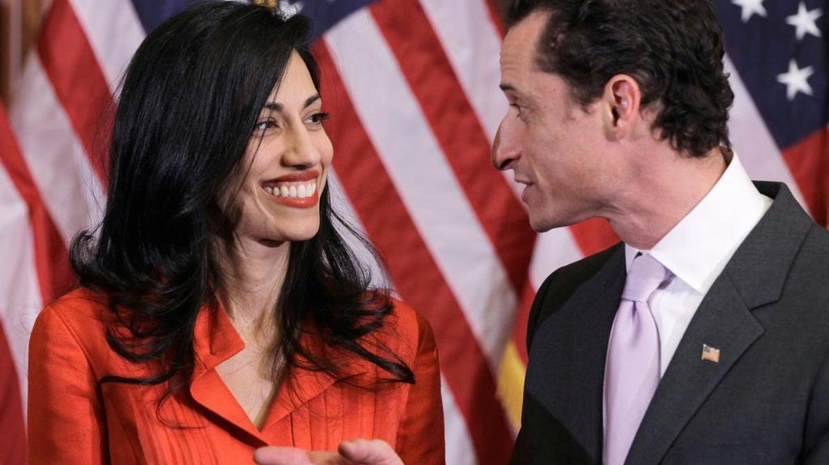 Huma Abedin, principal asesora de Hillary Clinton y vicepresidenta de su campaña electoral, en el 2011 con su esposo Anthony Weiner, ex congresista de Nueva York, de quien se separa por el escándalo de ‘sexting’ en el que está involucrado.