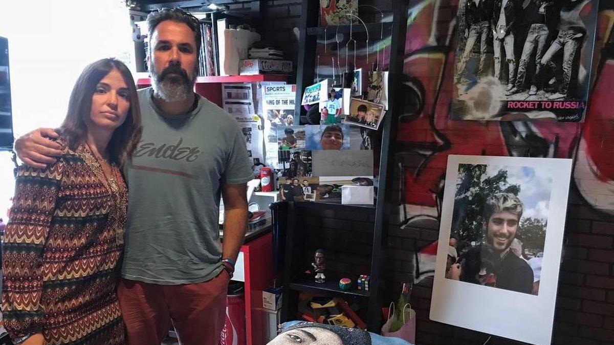 Patricia y Manuel Oliver en la habitación de Joaquín el miércoles 11 de abril de 2018, rodeados de fotografías y hermosos recuerdos de su hijo.