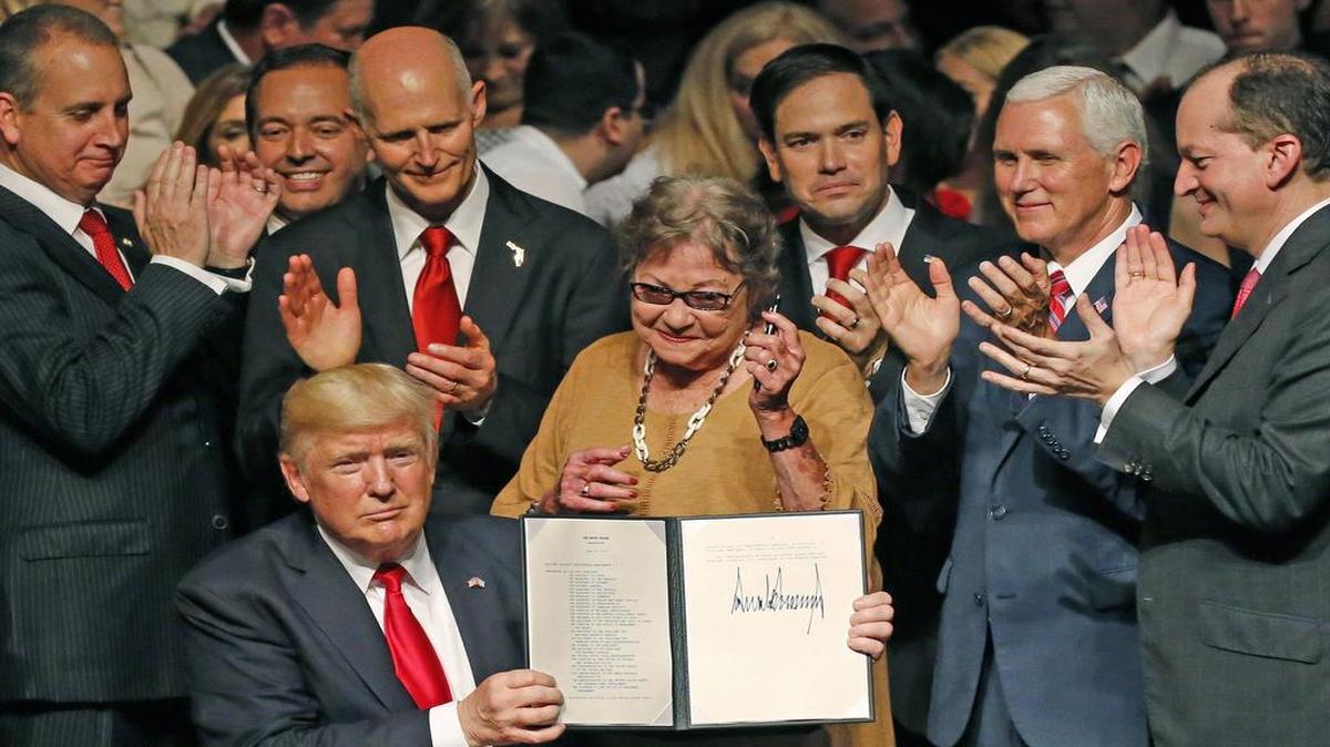 El presidente Donald Trump firma su nueva política hacia Cuba en Miami el viernes 16 de junio de 2017.