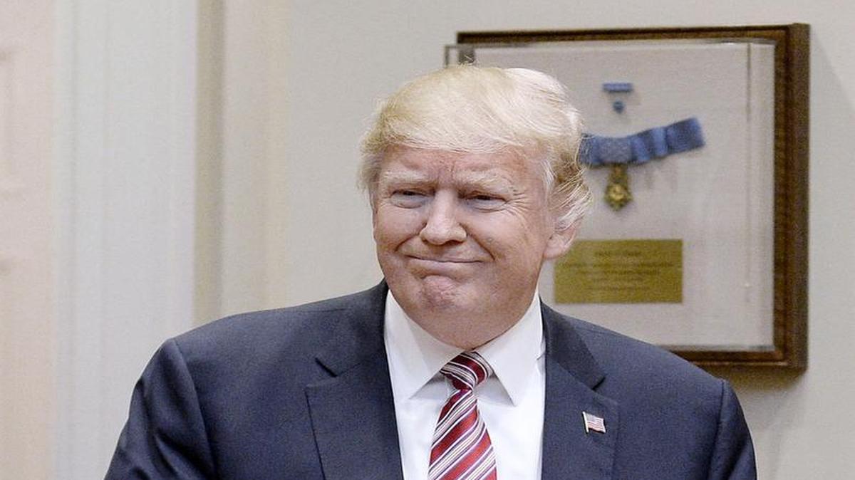 El presidente Donald J. Trump llega al salón Roosevelt de la Casa Blanca para asistir a una discusión sobre el proyecto de salud, el 10 de marzo.