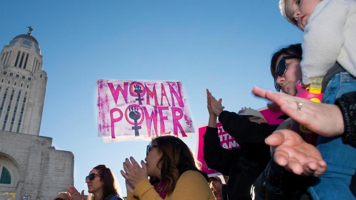 Manifestantes participan en la Marcha de las Mujeres frente al Capitolio de Lincoln, Nebraska, el 21 de enero.