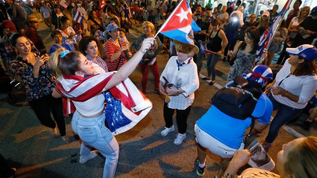 Miembros de la comunidad cubana celebran en las calles de Miami la muerte de Fidel Castro el 26 de noviembre del 2016.