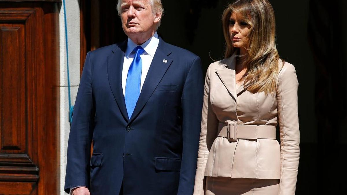 El presidente Donald Trump y la primera Dama Melania esperan por la llegada del presidente francés, Emmanuel Macron, en la residencia del embajador norteamericano en Bruselas, el 25 de mayo.