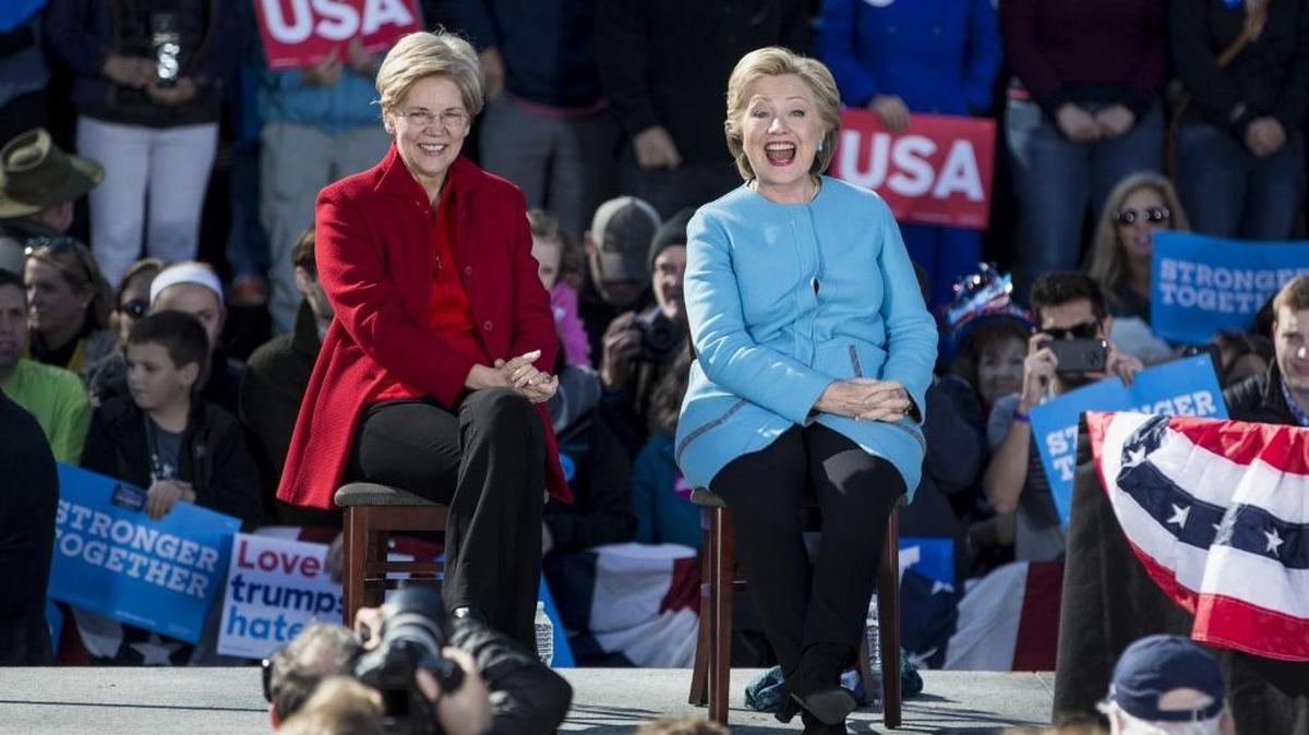 La senadora por Massachusetts, Elizabeth Warren, y la candidata demócrata, Hillary Clinton, en un evento de su campaña presidencial en Manchester, New Hampshire, el 24 de octubre.