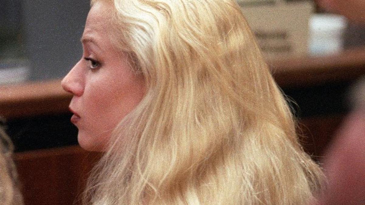 Anna Eriksson, entonces novia de Lyle Menendez, condenado junto a su hermano a cadena perpetua por asesinar a sus padres, están ambos casados con mujeres que no podrán consumar sendos matrimonios pero que les han prometido amor eterno.