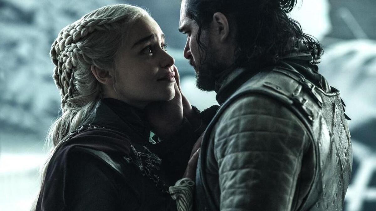 Foto cedida por el canal HBO donde aparece Emilia Clarke como Daenerys Targaryen y Kit Harington como Jon Snow, durante una escena del último episodio de la serie “Game of Thrones” del canal HBO.