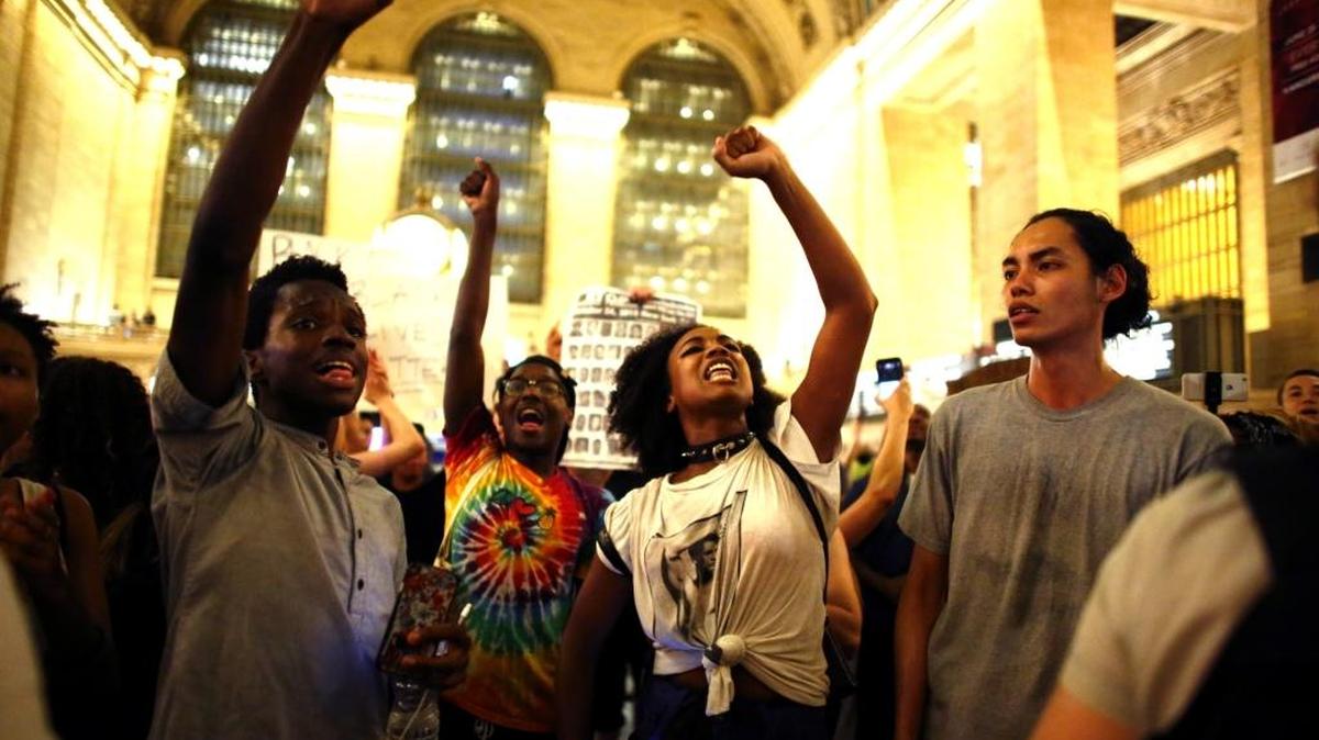 Un grupo de personas participa en una protesta contra la violencia policial en Grand Central Station en Nueva York, el 8 de julio.