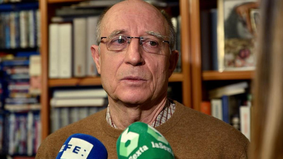 Ángel Hernández fue detenido temporalmente por suministrar una sustancia para ayudar a morir a su esposa, María José Carrasco, de 61 años y enferma desde hace tres décadas de esclerosis múltiple y dependiente de su marido.