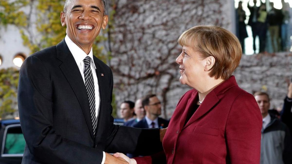 El presidente Barack Obama es recibido por la canciller alemana Angela Merkel antes de una reunión con jefes de estados de países europeos en Berlín, el 18 de noviembre.