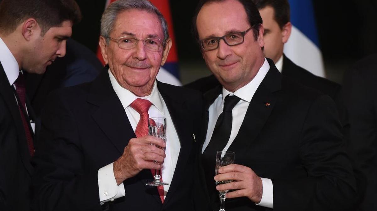 El gobernante cubano Raúl Castro (izq.) y el presidente francés Francois Hollande en una cena en el Palacio presidencial Elysee en París, el 1ro de febrero. A la extrema izq. el nieto de Castro y su guardaespaldas, Ramón Guillermo Rodríguez Castro, que interrumpió varios actos oficiales y rompió el protocolo con su presencia.