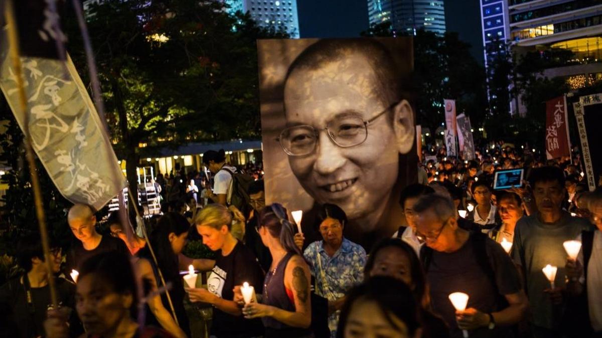 Manifestantes realizan una marcha luctuosa por la muerte del disidente chino, ganador del premio Nobel de la Paz, el 15 de julio, en Hong Kong.