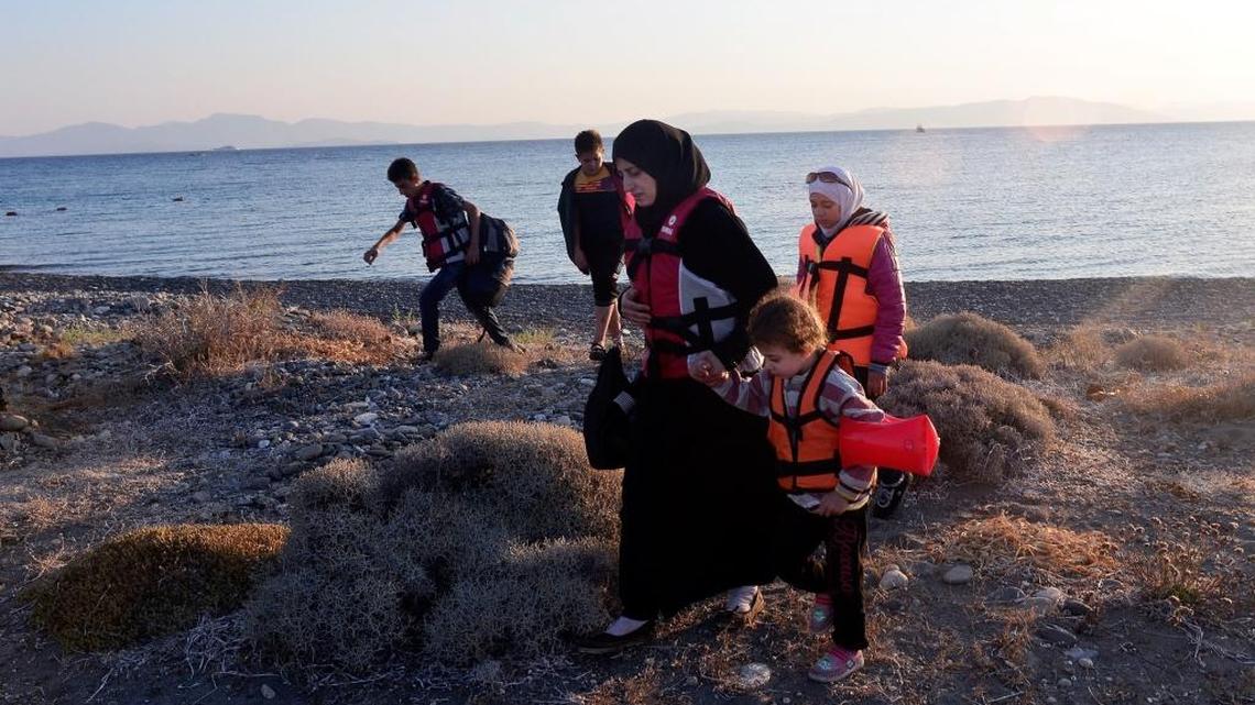 
Inmigrantes sirios llegan a una playa en la isla griega de Kos, después de cruzar el mar Egeo desde Turquía, el pasado 13 de agosto.
