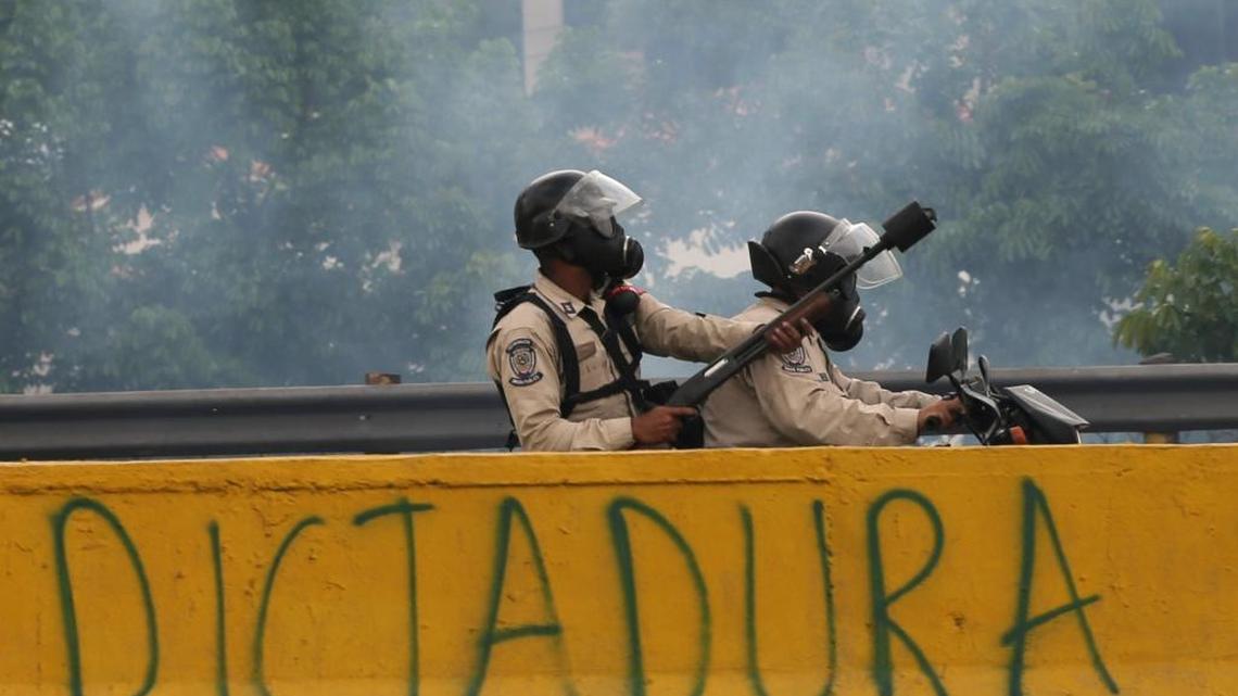 La policía lanza gases lacrimógenos para disolver las protestas contra los cientos de miles de manifestantes que piden la renuncia del gobernante Nicolás Maduro, en Caracas, el 20 de abril.
