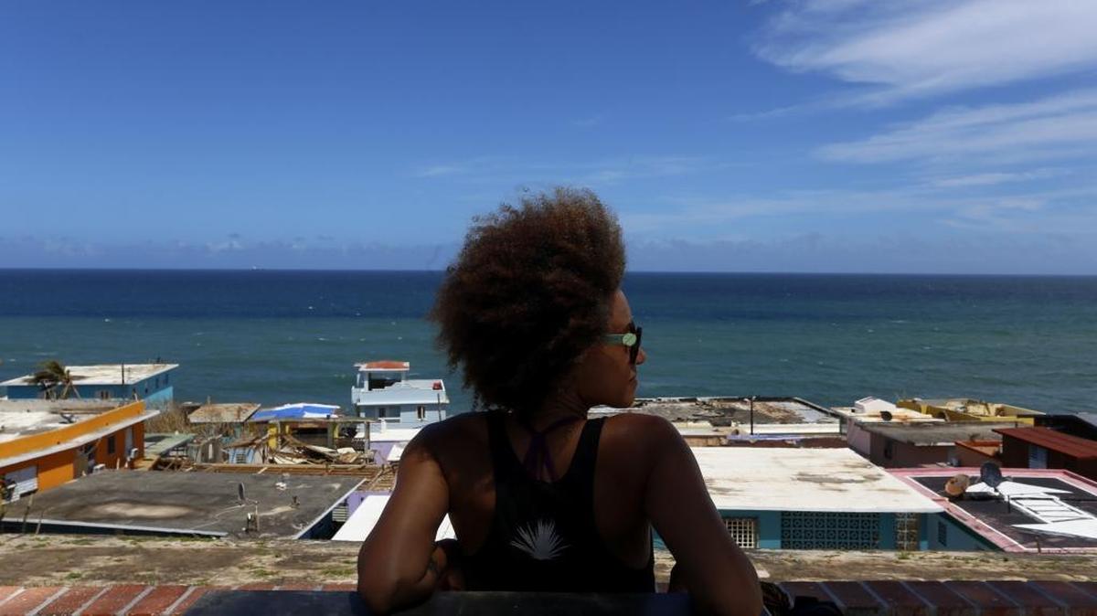 Randy Robinson observa desde lo alto el barrio costero y popular La Perla el 29 de septiembre de 2017, en San Juan, Puerto Rico. La Perla se levanta "despacito" tras el embate del huracán María, cuyo temporal destruyó alrededor de 40 residencias en la zona.