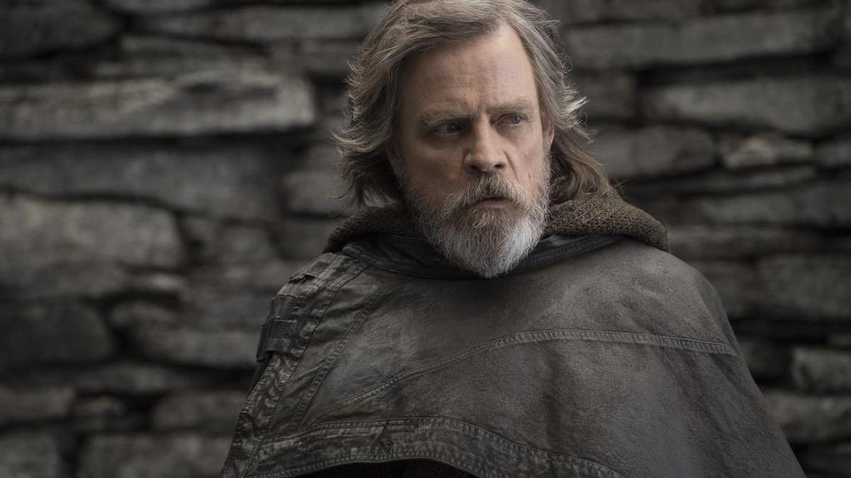Hoy está más arrugado, pero Mark Hamill sigue conservando, en su interpretación de Luke Skywalker, el espíritu de los Jedi que fascina a varias generaciones de fanáticos de la saga Star Wars.