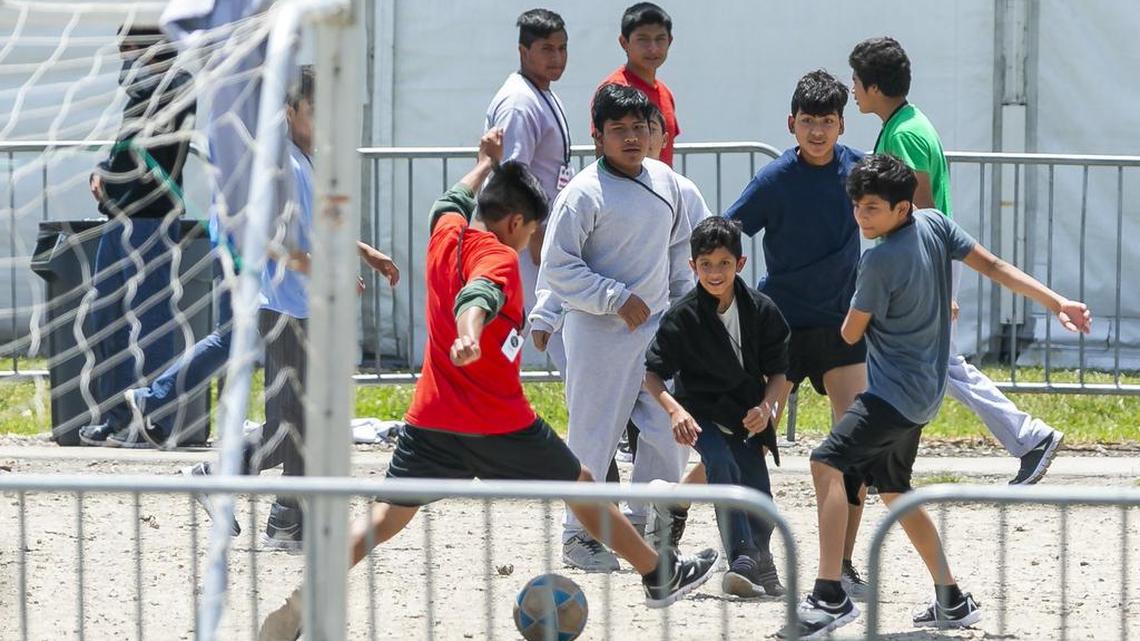 Niños migrantes juegan al fútbol dentro del Homestead Temporary Shelter for Unaccompanied Children durante el Viernes Santo en Homestead, Florida, el 19 de abril de 2019.
