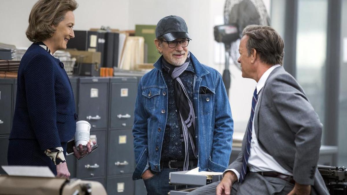 La actriz Meryl Streep, el director Steven Spielberg (centro) y el actor Tom Hanks se reúnen durante la filmación de ‘The Post’.