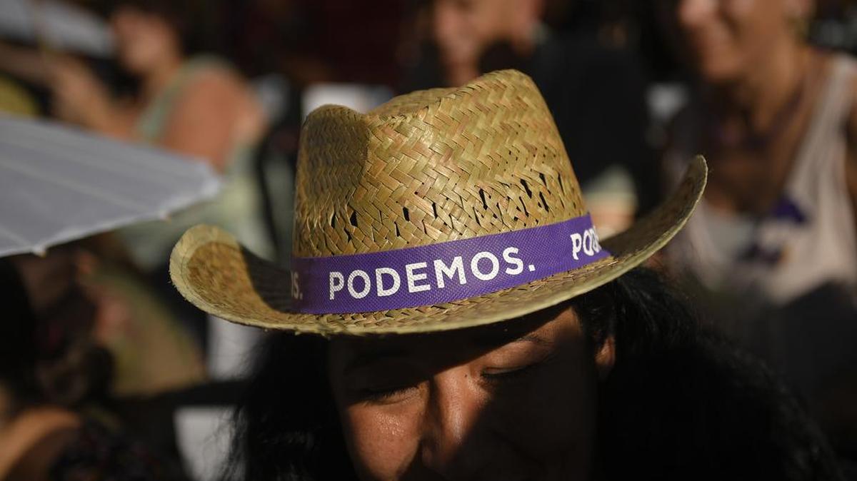 Una simpatizante de Podemos participa en un mitin en la ciudad de Vitoria, en el norte de España.