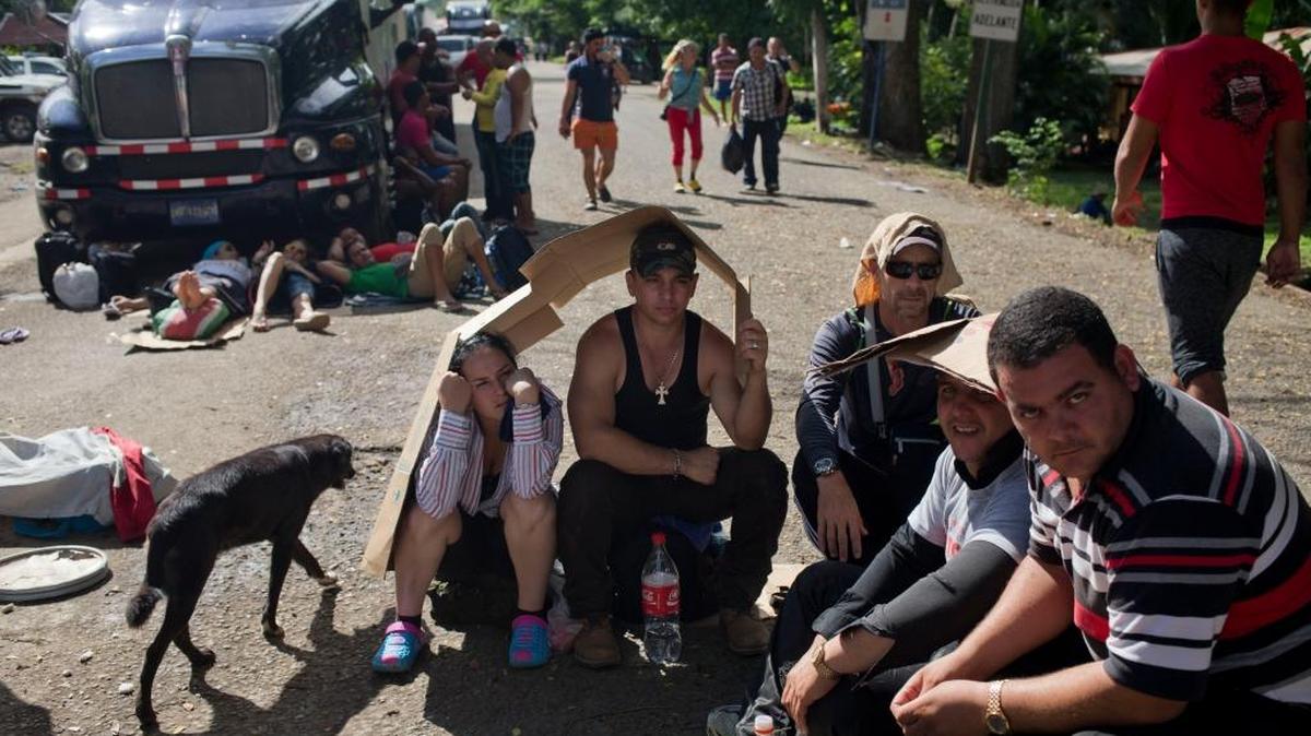 Un grupo de cubanos protesta en la carretera Panamericana pidiendo que los dejen entrar a Nicaragua, en el pueblo fronterizo de Peñas Blancas, en Costa Rica, el 17 de noviembre.