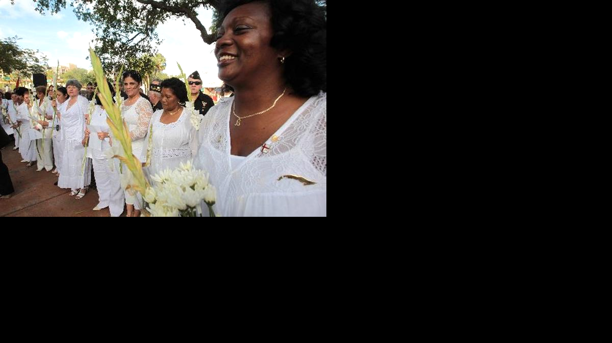 Foto de archivo. Berta Soler (der.), presidenta de las Damas de Blanco, e integrantes del grupo que residen en Estados Unidos, participan en una actividad en Miami, en abril del 2013.
