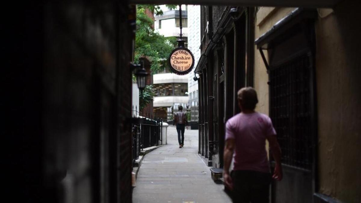Un hombre camina por Fleet Street, el 5 de agosto en Londres.