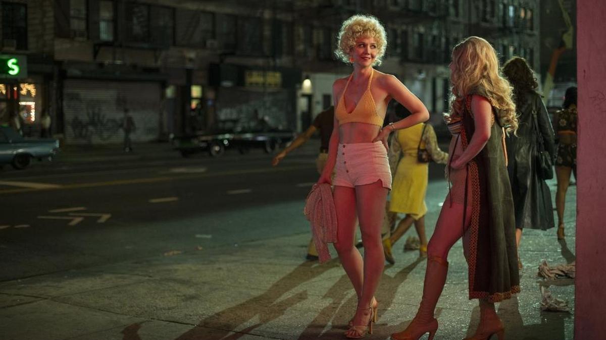 Maggie Gyllenhaal en una escena de la serie ‘The Deuce’, de HBO, que aborda el tema de la prostitución y la industria de la pornografía en la década del 1970 en Nueva York.