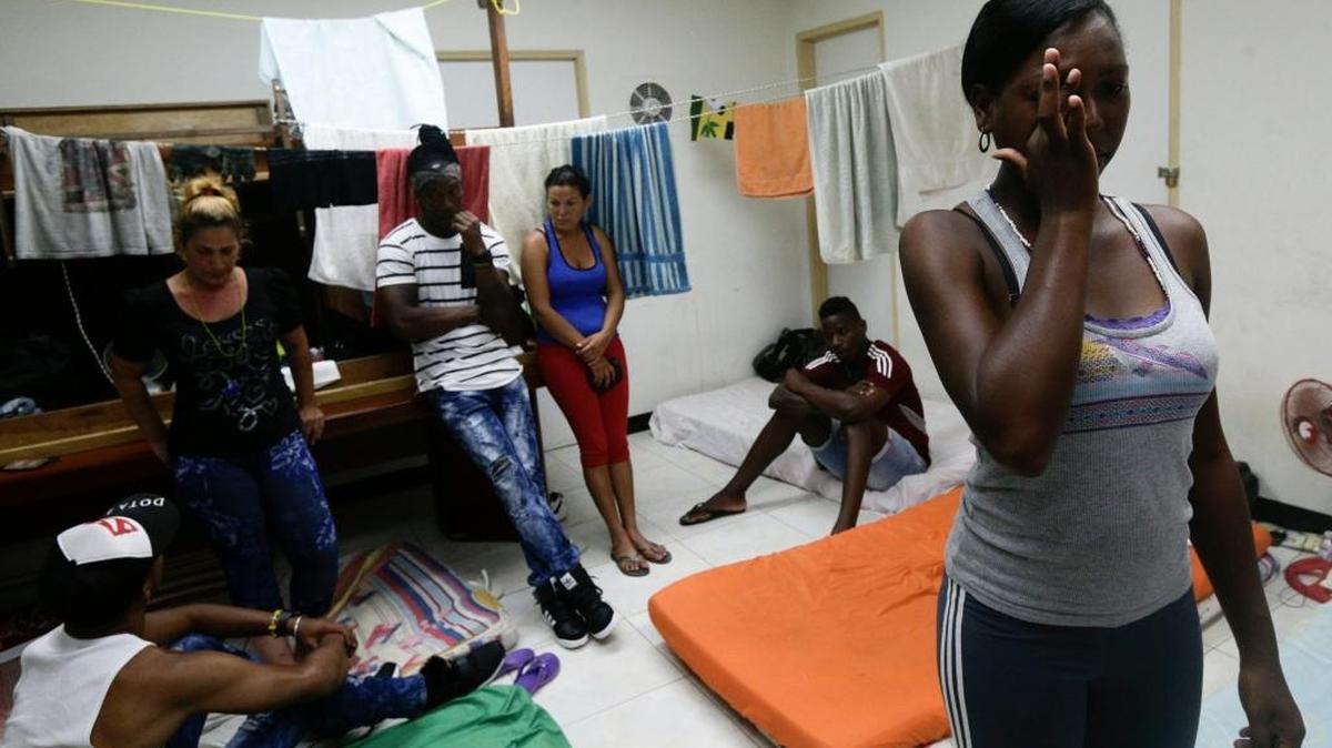 La inmigrante cubana Yarisel Isac Wilson, de 20 años (der.), llora al hablar sobre su viaje a Estados Unidos, en un albergue de Ciudad de Panamá, el 12 de enero. La terminación de la política de ‘pies secos, pies mojados’, que el presidente Barack Obama anunció el jueves pasado afecta a cientos de cubanos que quedan varados en Latinoamérica o en la isla, después de vender sus pertenencias para hacer el viaje.