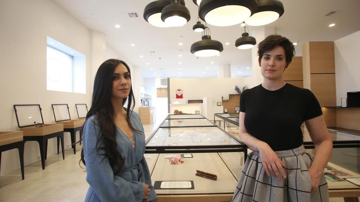 Alexis Hyde, directora del Museum of Broken Relationships, y la directora adjunta, Amanda Vandenberg, presentan una muestra de más de 100 objetos.