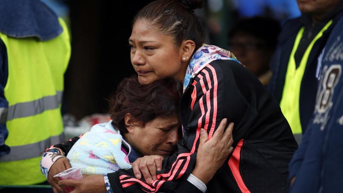 Dos mujeres se abrazan mientras esperan por noticias de sus familiares atrapados dentro de un edificio que colapsó durante el terremoto que golpeó a la Ciudad de México el 19 de septiembre.