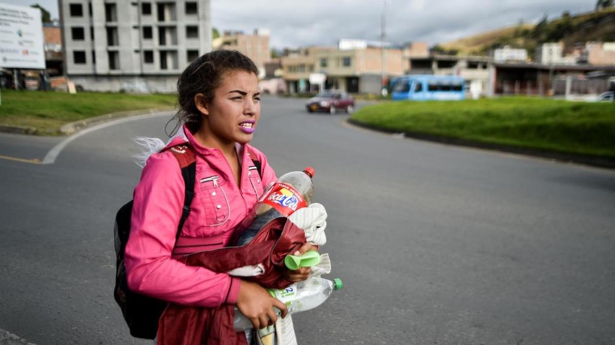 La migrante venezolana Mariangela Ascano camina por la Carretera Panamericana en Ipiales, Colombia, rumbo a Ecuador, el 23 de agosto. Mariangela, con dos meses de embarazo, dejó Maracay hace más de dos semanas con el objetivo de llegar a Quito.