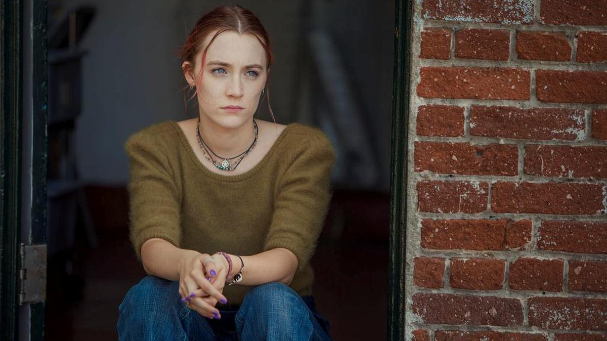 La actriz Saoirse Ronan interpreta a una estudiante de escuela secundaria en Sacramento en el filme ‘Lady Bird’.