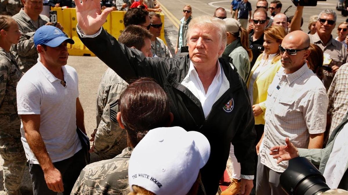 El presidente Donald Trump y la primera Dama Melania llegan a Muniz Air National Guard Base en Carolina, Puerto Rico, el 3 de octubre, casi dos semanas después que el huracán María golpeó la isla.