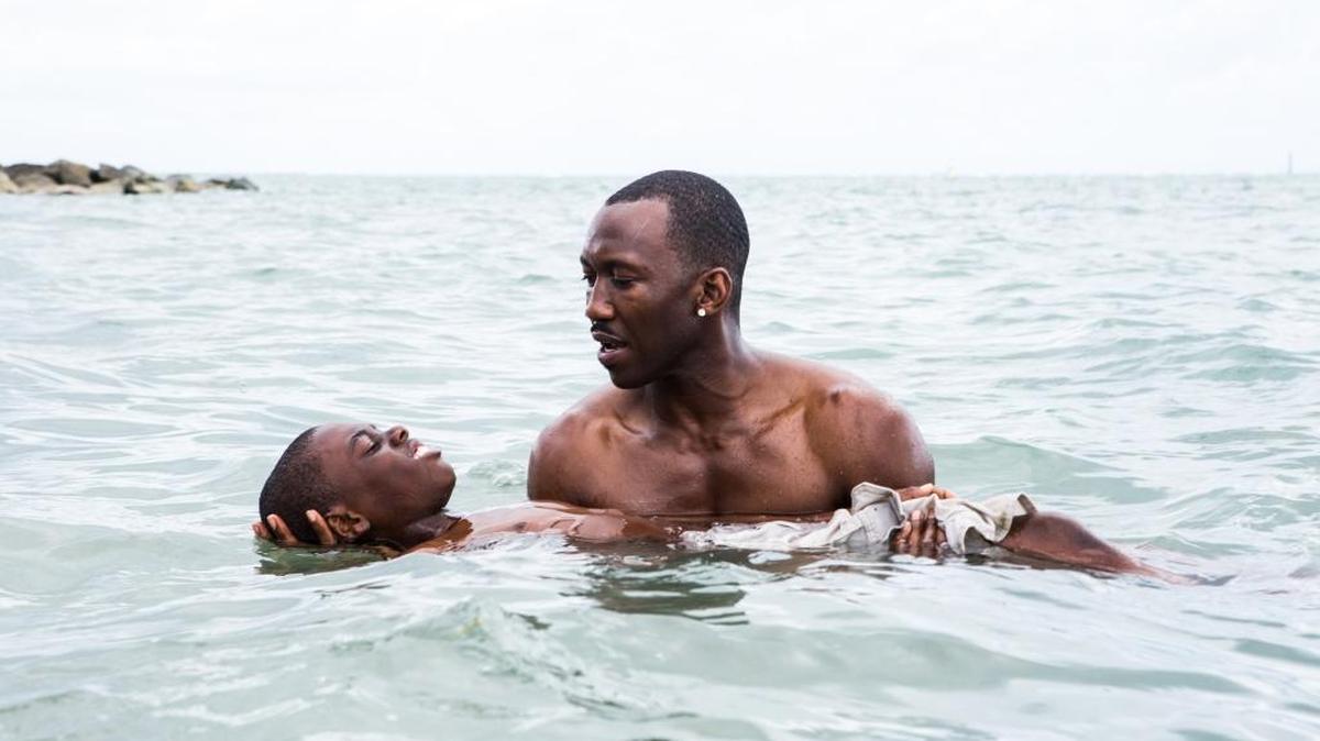 Mahershala Ali y Alex R. Hibbert en ‘Moonlight’, dirigida por Barry Jenkins.