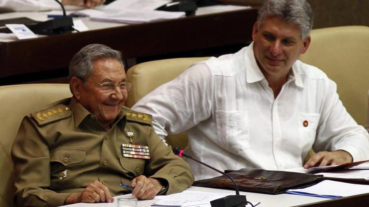El gobernante cubano Raúl Castro y el vicepresidente Miguel Díaz-Canel, quien se espera lo suceda al frente del gobierno el año próximo.