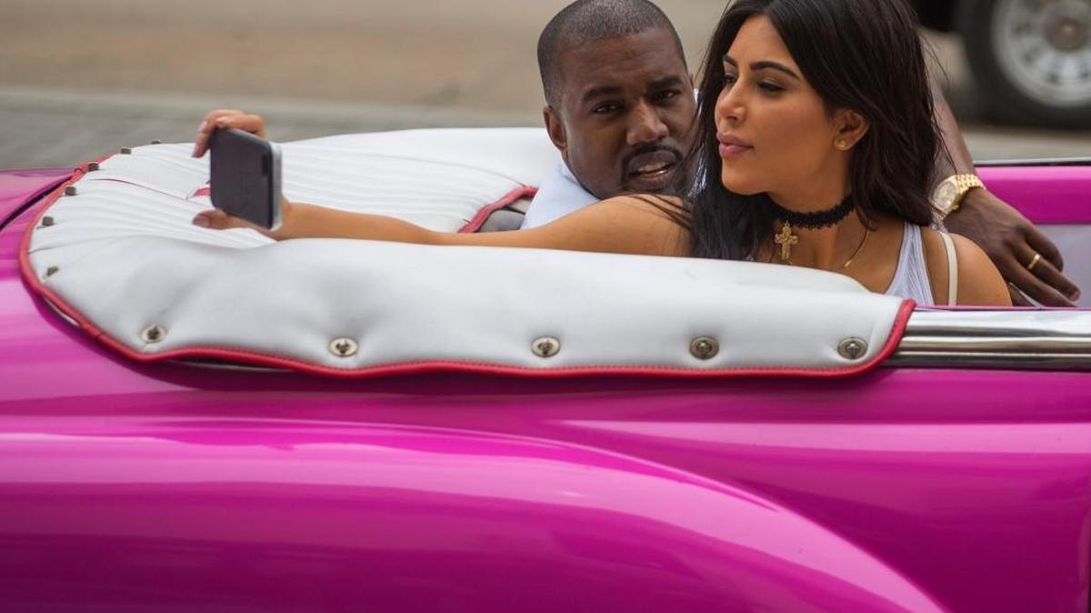 Kim Kardashian se hace un ‘selfie’ junto a su esposo, el músico y rapero Kayne West en La Habana, el 4 de mayo.