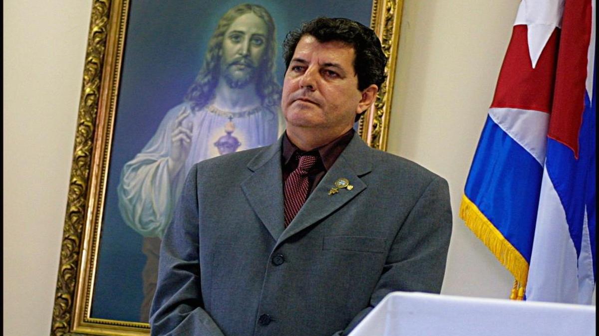 El disidente Osvaldo Payá Sardiñas en una reunión con miembros del exilio cubano en la Ermita de la Caridad, en enero del 2003. Algunos de los asistentes le expresaban su desacuerdo con el Proyecto Varela, impulsado por el Movimiento Cristiano Liberación, del que era fundador.