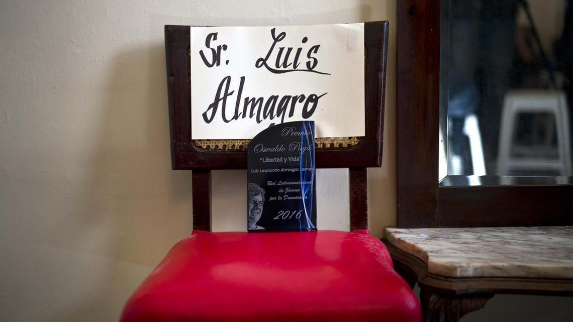 Una silla está vacía con el nombre del secretario general de la Organización de Estados Americanos (OEA), Luis Almagro, en la casa de Rosa María Paya, hija del disidente cubano Oswaldo Paya, en La Habana, Cuba, miércoles 22 de febrero de 2017.