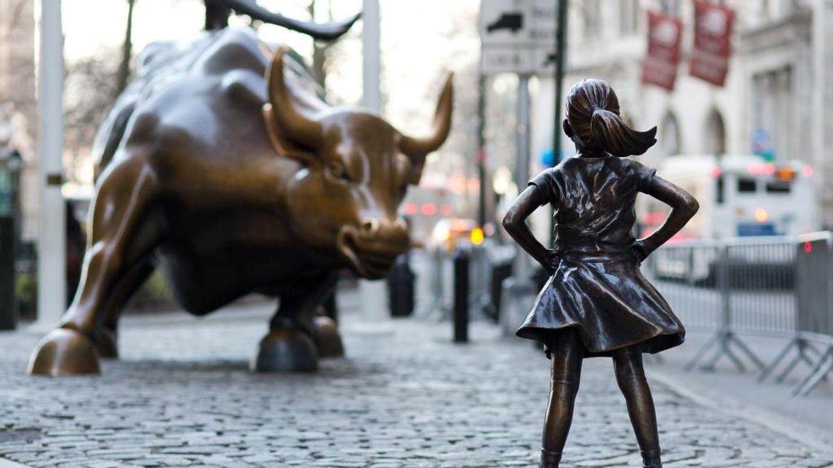 La escultura del toro, que se ha identificado con Wall Street, y la de La niña sin miedo, que ha venido a retarlo, en Nueva York.