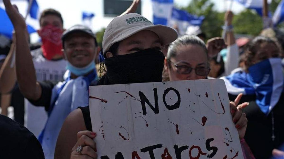 Familiares de estudiantes de la Universidad Nacional de Managua protestan el sábado 14 de julio de 2018 por los ataques armados. El régimen de Ortega ha usado las fuerzas de seguridad para reprimir y matar.